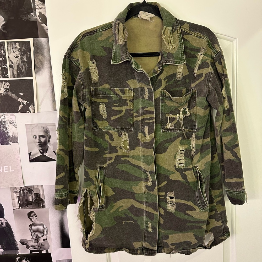 SIZE M - Distressed Faded Denim Camo Jacket